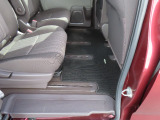 【後部座席のフロアマット】後部座席も純正フロアマット付きです。