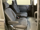 2列目シートは、前後にスライドする左右の座席が独立しているキャプテンシートです。真ん中の通路から3列目へ乗ることができます。センターピラーには乗り降りに便利なアシストグリップがあります。