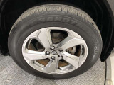【純正アルミホイール】です!車両デザインに合わせてホイールをデザインしているため、見た目にもカッコイイアルミホイール♪洗車もラクチンで錆びません。