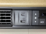 エアコン操作パネルの左側に、スマートフォンなどの充電可能なUSB端子と、音源などの外部入力の可能なUSB端子がついています。移動中に充電もできるので便利です。