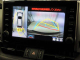 パノラミックビューモニター付きです。車両を上から見たような映像をディスプレイオーディオ画面に表示。運転席からの目視だけでは見にくい、車両周辺の状況をリアルタイムでしっかり確認できます。