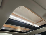 【サンルーフ】ボタンひとつで開閉可能!開放感たっぷりのサンルーフが装着されています!車内に明かりを取り入れたり景色を楽しむ以外にも、車内の空気も簡単に換気可能!