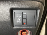 左側電動スライドドアは運転席からでも操作ができるように、ハンドル付近に開閉の操作スイッチが付いています。