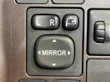 【電動格納ミラー】サイドミラーは電動格納式となっており、狭い駐車場でもキズがつくリスクを抑えられます。