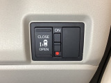 左側電動スライドドアは運転席からでも操作ができるように、ハンドル付近に開閉の操作スイッチが付いています。