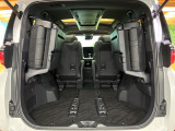 後席を格納すると、これだけの広さが!シーンに合わせたシートアレンジで、大きな荷物も積むことが出来ます♪