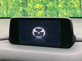 【マツダコネクトナビ】車内の雰囲気にマッチした一体型タイプのナビ。各種車輌設定やBluetooth再生等、様々な機能が楽しめます。直感的なダイヤル操作が可能で、使い勝手も良好です。