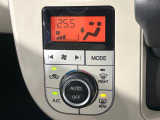 【オートエアコン】一度お好みの温度に設定すれば、車内の温度を検知し風量や温度を自動で調整。暑い&hellip;寒い&hellip;と何度もスイッチ操作をする必要はありません。快適な車内空間には必須の機能ですね♪