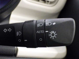 【オートライト】車外の明るさに応じて、自動的にライトの点灯・消灯をしてくれます。