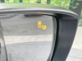 【ブラインドスポットモニタリング】走行中、ドアミラーの死角になりやすい箇所に後続車が接近するとサイドミラー付近に警告を表示、ドライバーに注意喚起をしてくれます。