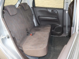 2列目シートも足元はゆったりしており快適にお座り頂けます!チャイルドシートの取り付けにも対応しており、後部座席にお乗りの方も楽しく広々と使用できます!!