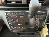 オートエアコンでパネルタッチするだけで操作が可能です(^^)☆AUTOにすれば簡単に車内の空調を快適に調整してくれます♪嬉しいシートヒーター付き(^^)