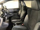 高いホールド性で運転姿勢が安定します。長距離ドライブでも疲れにくいのが魅力です。快適なドライビングライフをお送りください♪