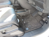 【フロントのフロアマット】前席は純正フロアマット付きです。大きな汚れもなく、使用感も少なめで綺麗な状態です。