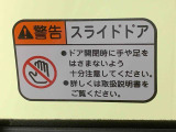 見た目が大事!な外装はぴかっとキレイに磨いており、経年のくすみもよみがえっております。ヘッドライトやドア周辺を磨く際にはマスキングテープを使用して保護しながら丁寧に作業をしております。