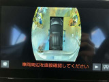 車を上から見たような視点のパノラミックビューモニター。後方の死角だけでなく左右や前方の障害物の発見もしやすくなります!
