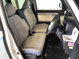運転席の座面高さを調整できるシートリフターが付いています。フロントシートはベンチシートを採用で、座面も広く使い勝手もいいですよ♪