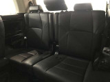 3列目シートは跳ね上げ式で折りたたみ可能です。キャンプ用品など大きな荷物もばっちり収納可能です!