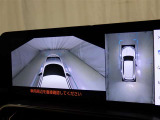 【パノラミックビューモニター】車を真上から見た状態をナビに映し出し、駐車時などをサポート☆クルマの斜め後ろなど、目が届きにくい箇所も確認できるため、いち早く障害物に気が付くことができます!