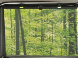 【ロールシェード】日差しや車外からの光が眩しいときにサッと引き出して使える、ロール格納タイプのサンシェードを装備。後席に乗ったお子様がウトウトしだした時など、ぜひご活用ください♪