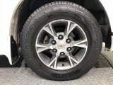 【純正アルミホイール】です!車両デザインに合わせてホイールをデザインしているため、見た目にもカッコイイアルミホイール♪洗車もラクチンで錆びません。