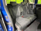 後部座席も気になるようなキズ・汚れやへたり等、大きなダメージはなく、良好な状態です。