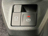指先だけで簡単に操作が可能な電動パーキングブレーキを採用。「HOLD」スイッチを押すと、渋滞や信号待ちなどでブレーキペダルから足を離しても、ブレーキを保持するので安心です