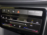 タッチコントロール式2ゾーンフルオートエアコンパネル。運転席、助手席それぞれ独立して温度管理が可能です。花粉やダストを除去するフレッシュエアフィルターも装備され、クリーンな室内環境を保ちます。