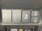 Hondaセンシング用の、VSA(ABS+TCS+横滑り抑制)解除と路外逸脱抑制機能のオンオフスイッチなどはハンドルの右側に装備しています。