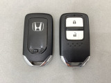 スマートキーを装備しています。鍵を差し込むことなくドアロックの開け閉めと、スタートボタン操作でのエンジンスタートができます。スペアキーも同じものを用意しております。