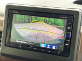 【バックカメラ】駐車時に後方がリアルタイム映像で確認できます。大型商業施設や立体駐車場での駐車時や、夜間のバック時に大活躍!運転スキルに関わらず、今や必須となった装備のひとつです!