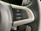 ステアリングスイッチ付き。前方から目を離すことなく操作することが可能です。