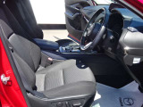 運転席はまっすぐな姿勢でシートに座り、足を自然に伸ばして操作できる位置各ペダルを配するという理想的なレイアウトを実現しています!ぜひ一度MAZDAのドライビングポジションをご体感ください。