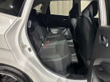 後部座席は足元広々でゆったりと乗れるスペースです♪