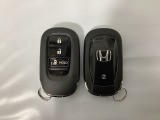 スマートキー付きですからドアロックの開閉およびエンジンスタートが楽々です。電動スライドドアの開け閉めもボタンで操作できます。スペアキーも同じものを用意しております。