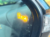 【ブラインドスポットモニター】走行中、ドアミラーの死角になりやすい箇所に後続車が接近するとサイドミラーのレンズに警告を表示!ドライバーに注意喚起をしてくれます。
