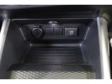 USBポートが装備されています。iPhoneやスマートフォンの充電など、車内にあると便利なアイテムのひとつですね!充電中のスマホなどの置き場に便利なトレイも備わっています。