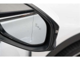 隣車線を走る車両をレーダーで検知し、ドアミラーでは確認しにくい後側方エリアに存在する車両に加え、急接近してくる車両も検知します。車両を検知するとドアミラーに搭載されたLEDインジケーターが点灯します。