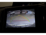 シフトをバックに入れれば、自動的に後方の映像がナビ画面に映し出されます。後方視界を確保するリヤビューカメラ。車庫入れ時などにとても便利です