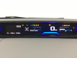 中央にデジタル表示のスピードメーターを配したハイブリット専用メーターになっています。左側のインフォメーション画面で燃費などの情報を確認できます。