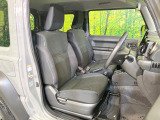 運転席まわりには十分なスペースがあり、大柄な方でもゆったり運転していただける環境です。