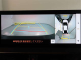 パノラミックビューモニター付きです。車両を上から見たような映像をモニター画面に表示。運転席からの目視では見にくい、車両周辺の状況をリアルタイムでしっかり確認できます。