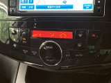 【オートエアコン】一度お好みの温度に設定すれば、車内の温度を検知し風量や温度を自動で調整。暑い&hellip;寒い&hellip;と何度もスイッチ操作をする必要はありません。快適な車内空間には必須の機能ですね♪