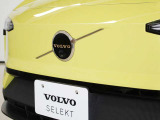 エンジンを搭載しないBEVモデルのため、フロントグリルのないスッキリとしたデザインです またボルボエンブレムにはフロントカメラが搭載済みです