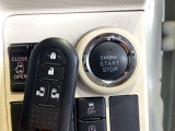 【キーフリーシステム】カバンやポケットに入れたままでもドアの施錠・解錠が可能なスマートキーを装備。エンジンのオン・オフ時もカギを取り出す必要が無いからとっても便利です♪