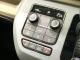 【オートエアコン】一度お好みの温度に設定すれば、車内の温度を検知し風量や温度を自動で調整。暑い&hellip;寒い&hellip;と何度もスイッチ操作をする必要はありません。快適な車内空間には必須の機能ですね♪