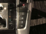 【電動パーキング】ボタンひとつでパーキングON。女性の方や運転に慣れていない方にも安心.【ブレーキホールド】信号待ちや渋滞時にブレーキを踏み続けなくてOK。
