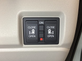 リアドアは乗り降りに便利な両側電動スライドドアです。また運転席に座っていながらスイッチ操作で自在にスライドドアを開け閉めできます。