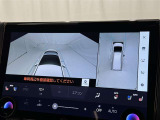 パノラミックビューモニターを装備。駐車場や交差点でクルマを真上から見るように周囲を確認できます。機能の詳細は販売店スタッフまでおたずねください。