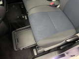 【助手席下収納スペース】助手席下にも収納スペースがございます。複数収納スペースがありますよ。